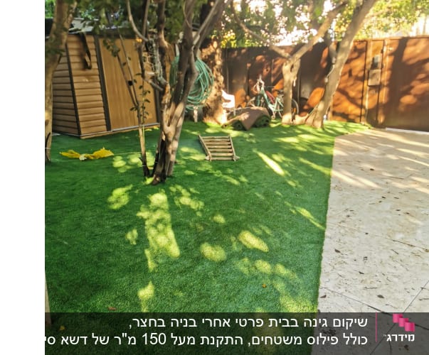 צינור מים מגולגל על קיר ליד מחסן בגינה